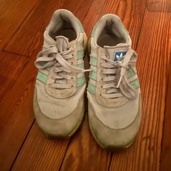 Adidas tennis shoes - Picture 2 of 3